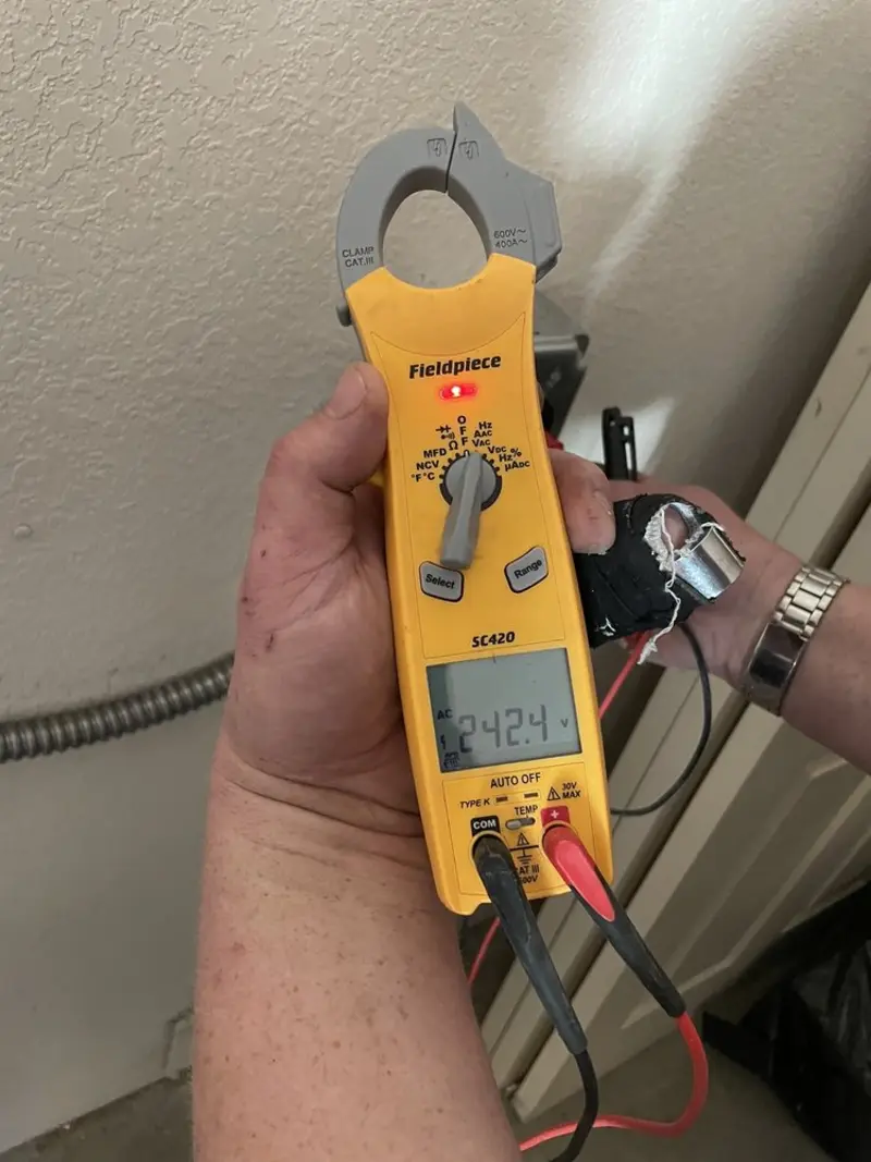 Voltage testing with clamp meter during Aluminum Wiring Replacement in Delta